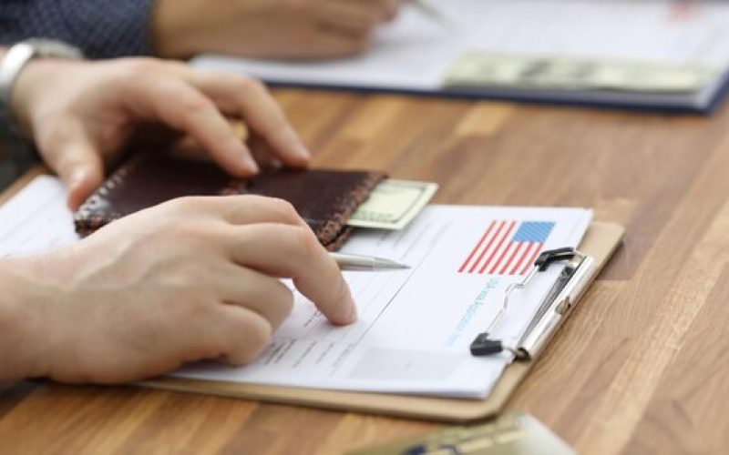 male-hands-suit-lie-application-usa-visa_151013-60453